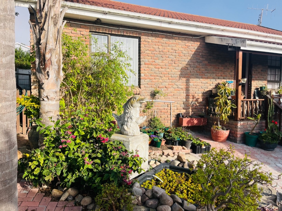 5 Bedroom Property for Sale in Fraaiuitsig Western Cape